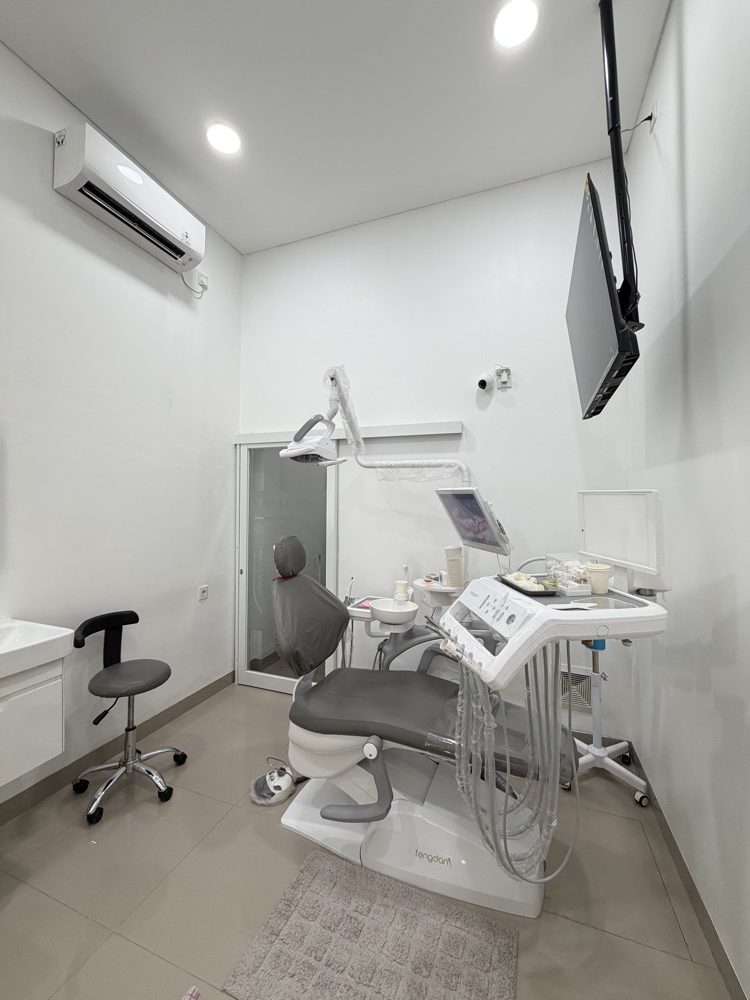 Ruang perawatan Like Dental Care dengan dental unit modern dan bersih